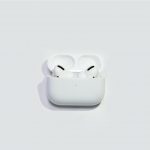 蘋果耳機最新動態：AirPods Pro 2 登台前傳災情，高階版迎來 AI 與鏡頭大升級
